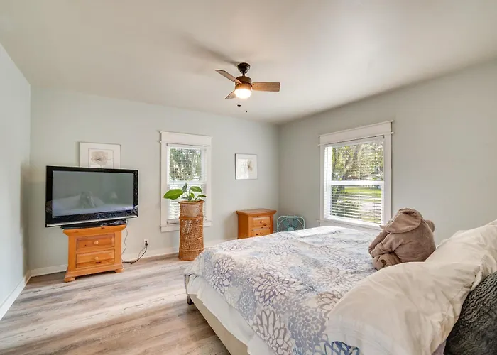Walk To River & Shops: Downtown Dunnellon Escape