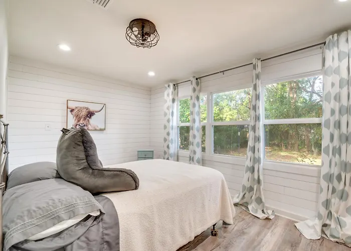 Walk To River & Shops: Downtown Dunnellon Escape