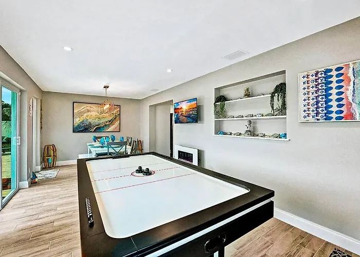 New Waterfront Tropic Oasis - Heated Pool, Canal, Dock, Air Hockey