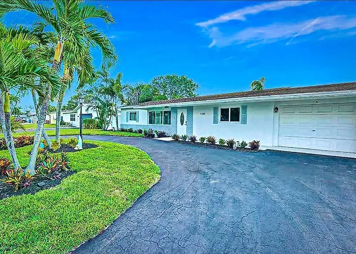 New Waterfront Tropic Oasis - Heated Pool, Canal, Dock, Air Hockey