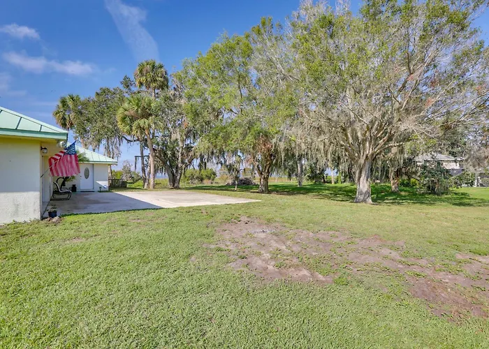 On Lake Istokpoga: Lorida Home W/ Lanai!