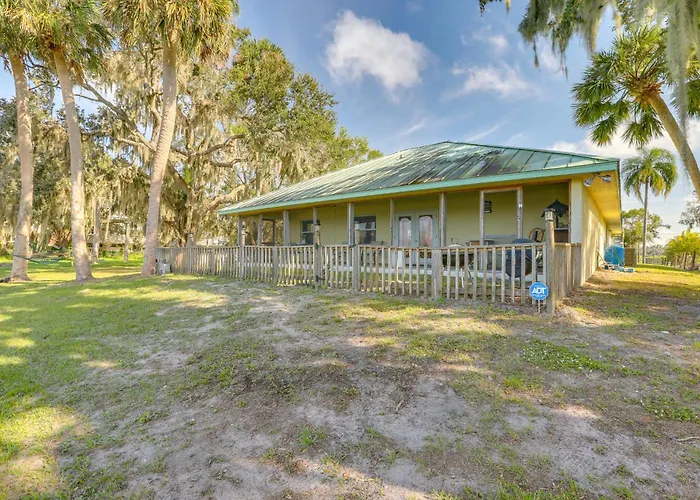 On Lake Istokpoga: Lorida Home W/ Lanai!