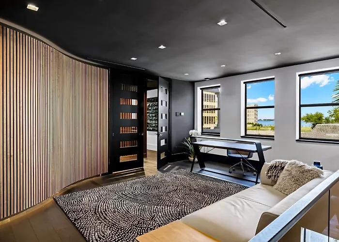 Modern City Loft In Downtown River District