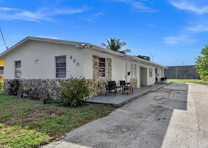 2 Bdrm Modern House Mins From Beach & Casino Hb1