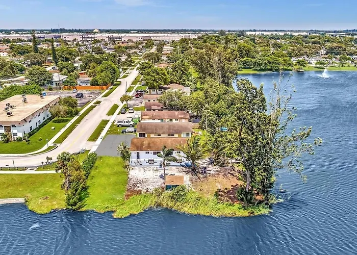 2Br Lakeside Getaway - Peaceful Waterfront Stay