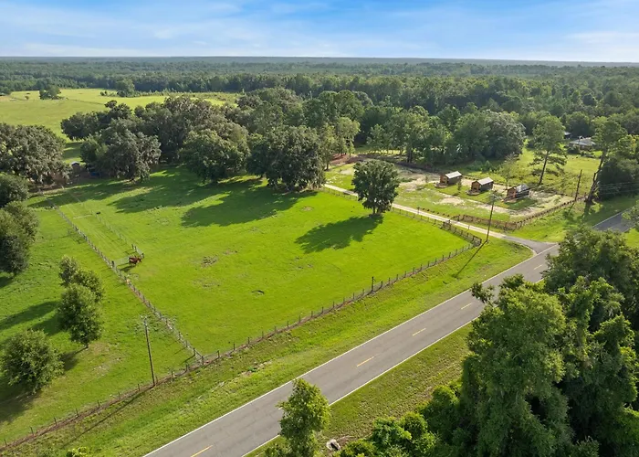 Vista Verde Farm Retreat - Stylish Cabins Nearby Springs