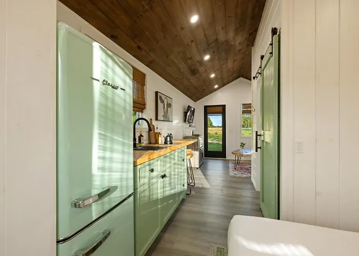 Vista Verde Farm Retreat - Stylish Cabins Nearby Springs