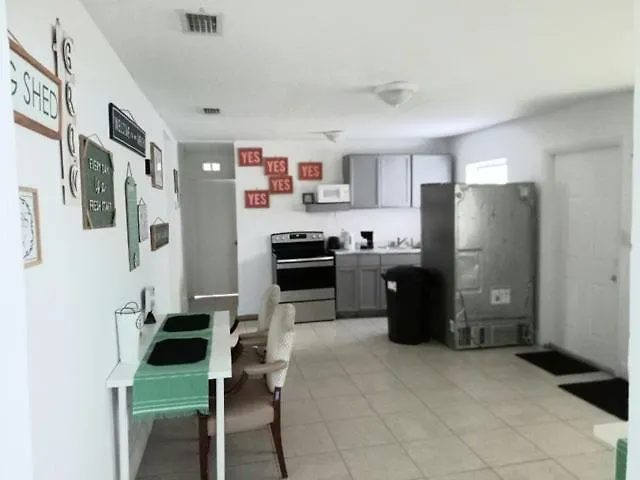 The Hollywood International Hostel - 24 Hour Check In - Under New Management
