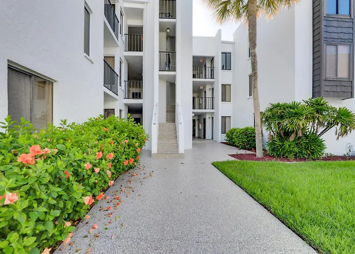 Key Retreat: Bay Views & Private Beach Access