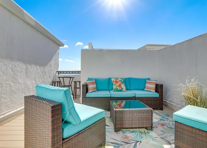 Key Retreat: Bay Views & Private Beach Access