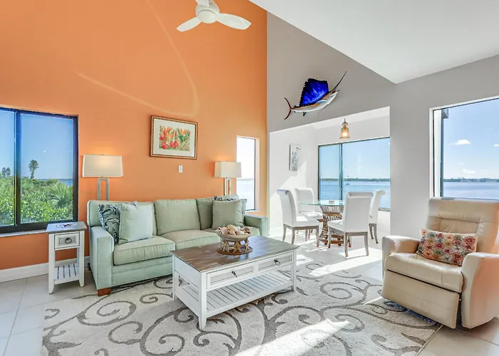 Key Retreat: Bay Views & Private Beach Access