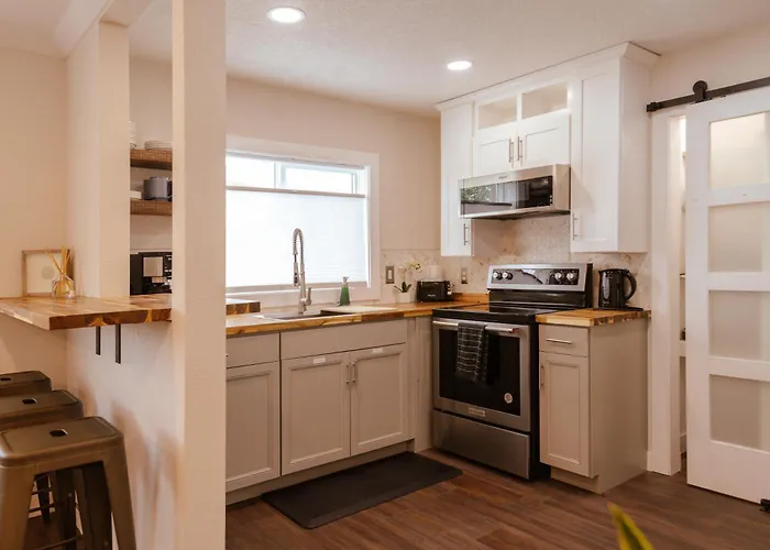 Shares Courtyard Luxury Apt - New!