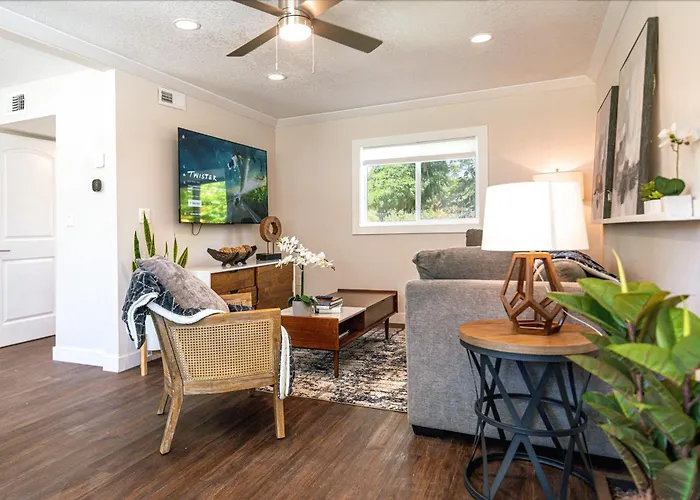 Shares Courtyard Luxury Apt - New!