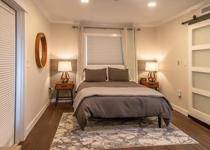 Shares Courtyard Luxury Apt - New!