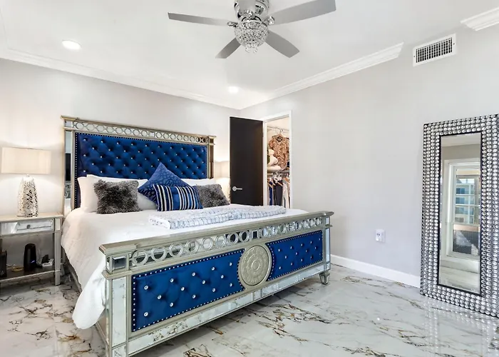 Seaside Serenity: 1Br Waterfront Penthouse Maderia