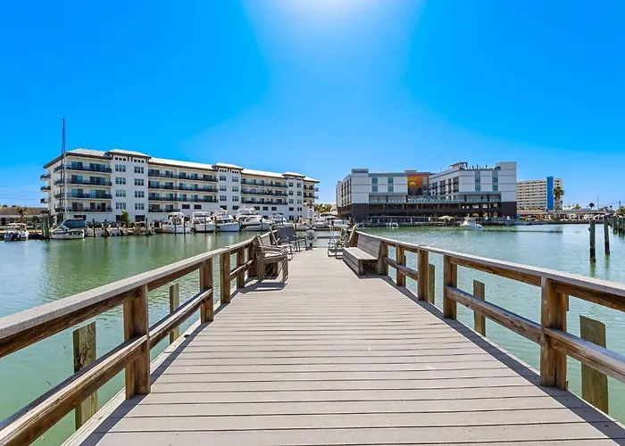 Seaside Serenity: 1Br Waterfront Penthouse Maderia