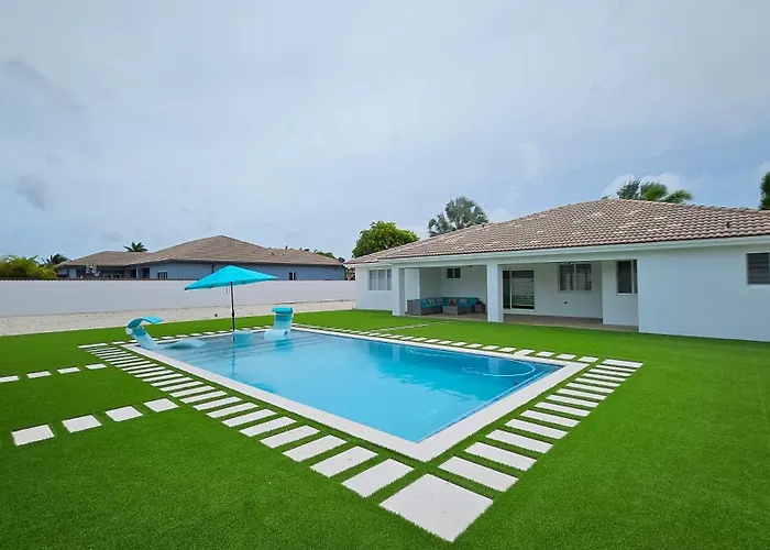 Sunny Oasis With Private Pool
