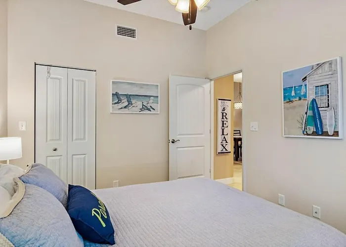 Gorgeous Updated 2 Bedroom Lake View Unit In