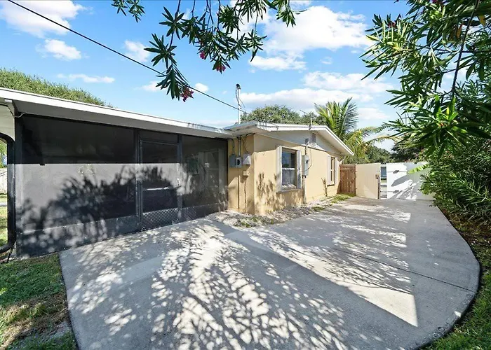 Coastal Chic Home, Walk To Beach
