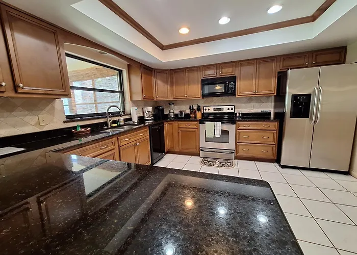 Gator Den Lakeview 3Br Retreat With Jacuzzi