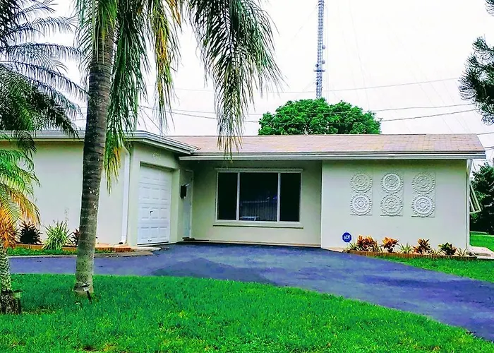 Amazing 5 Bedroom Pool Home - Minimum 28 Days Stay Only Great Location!