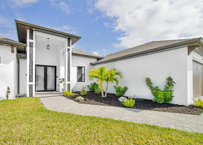 Luxurious Waterfront Home With Heated Pool And Jacuzzi
