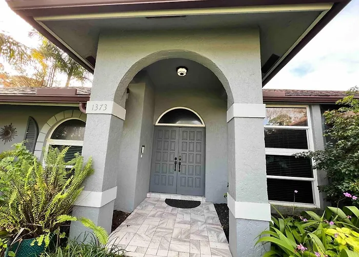 Wellington Pool House With Spa And Putting Green
