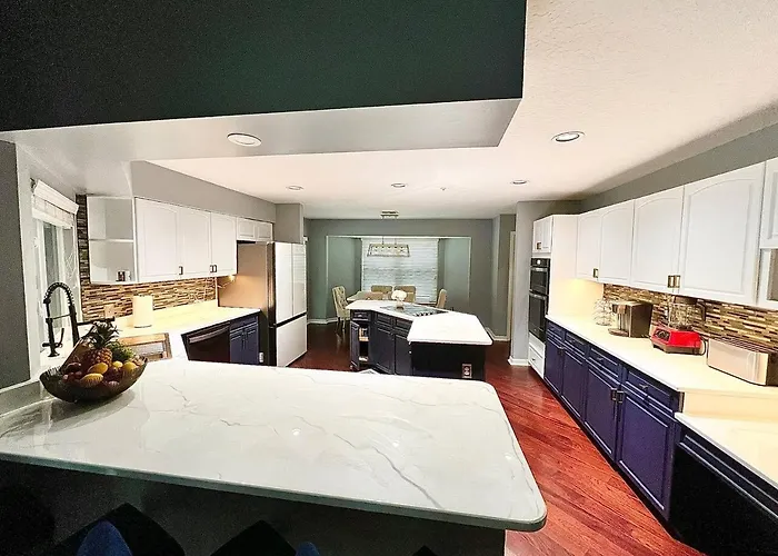 Wellington Pool House With Spa And Putting Green