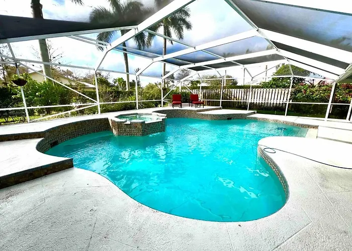 Wellington Pool House With Spa And Putting Green