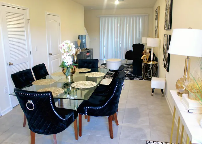 Luxurious Family-Friendly Home In Oakleaf