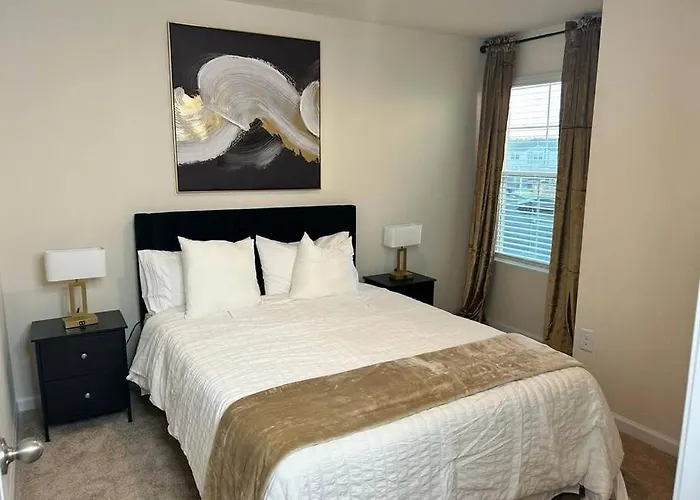 Luxurious Family-Friendly Home In Oakleaf