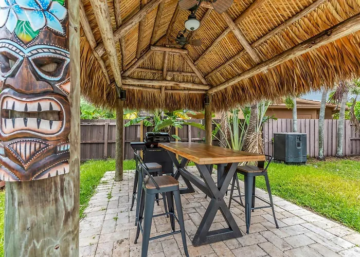 Tropical Oasis With Heated Pool And Bbq