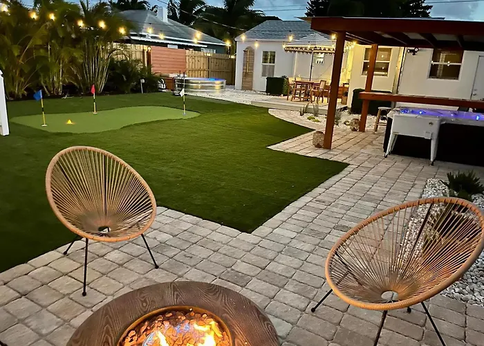 Tank Pool, Putting Green & 1 Mile To The Beach!