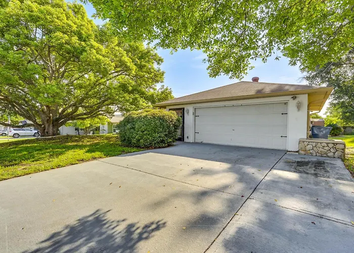 5 Mi To Weeki Wachee: Spring Hill Home W/ Lanai