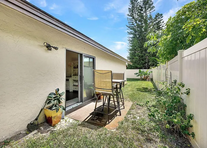 Heated Pool, Sleeps 10, Relaxing Lanai, Near Beaches, Pet Friendly!