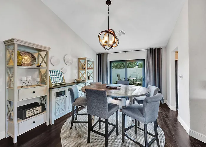 Heated Pool, Sleeps 10, Relaxing Lanai, Near Beaches, Pet Friendly!