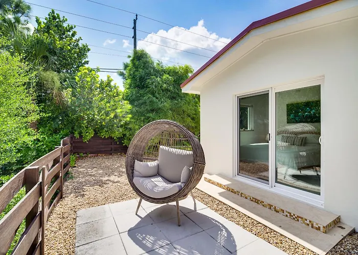 Private Oasis W/ Pool: Walk To Melbourne Beach!