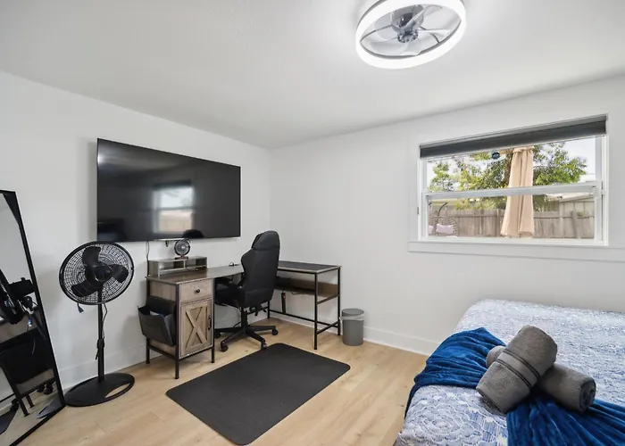 3Bd 2Ba House With Parking Laundry And Large Patio