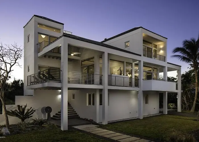 Luxurious Retreat At The Whispering Palms