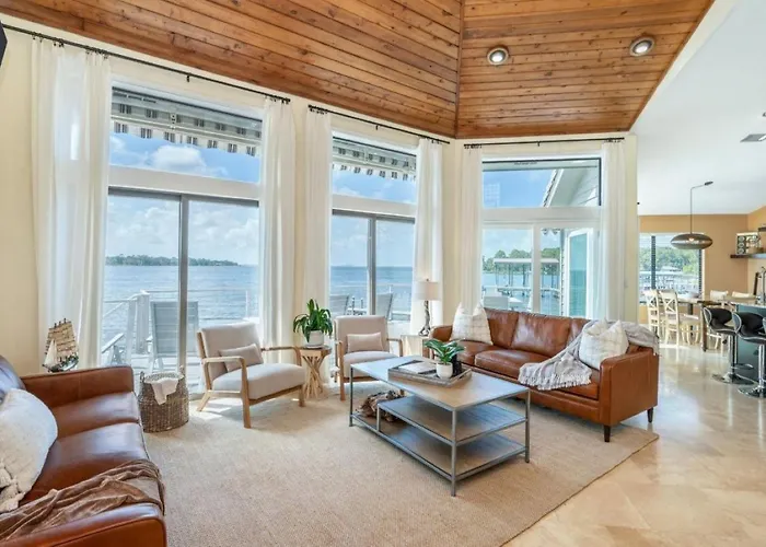Featured On Hgtv'S My Lottery Dream Home! Private Dock, 15 Minute Boat Ride To Crab Island, 20 Minute Drive To Destin, Pet Friendly