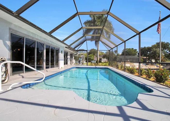 Pet Friendly Canal Front 3-Bedroom Grand Villa With Pool, Linai And Dock