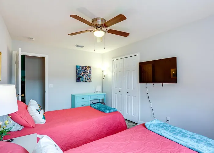 Inviting Jensen Beach Home W/ Screened-In Patio!