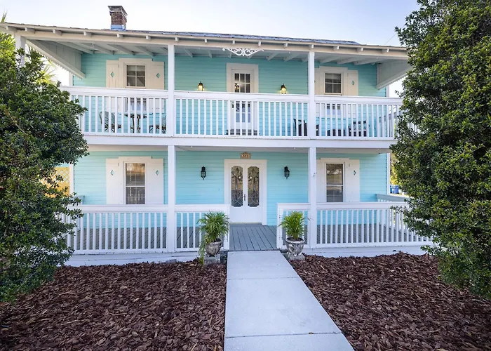 Luxurious Escape Sleeps 10 With Private Pool & Spa