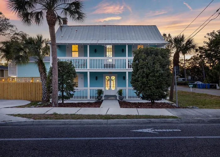Luxurious Escape Sleeps 10 With Private Pool & Spa