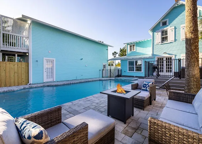 Luxurious Escape Sleeps 10 With Private Pool & Spa
