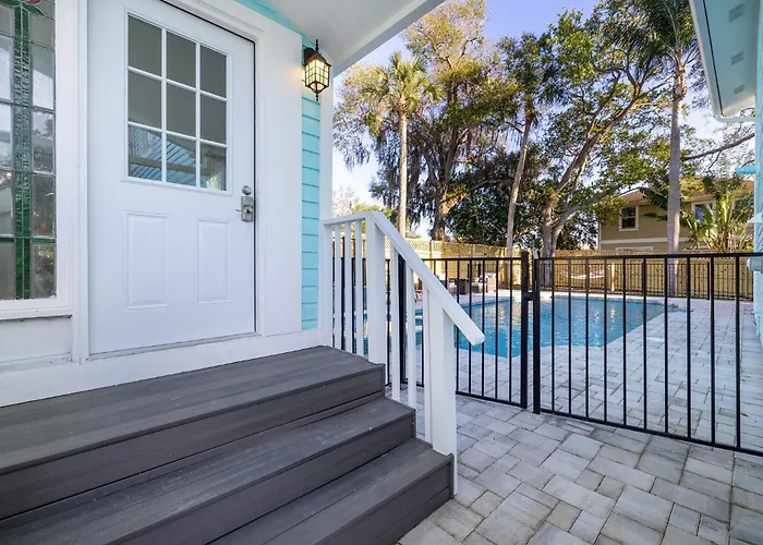Luxurious Escape Sleeps 10 With Private Pool & Spa