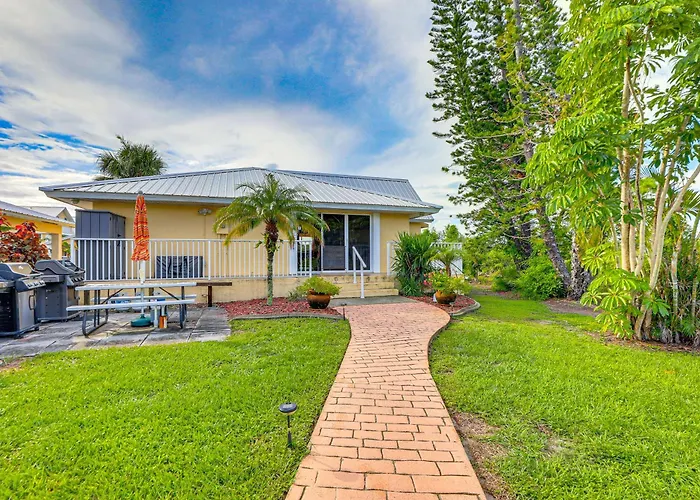8 Mi To Beach W/ Pool Access: Englewood Condo!