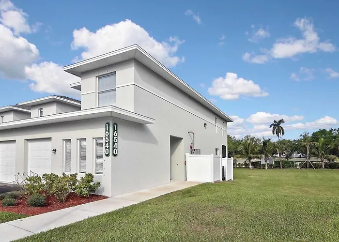 Gorgeous Townhome Close To The Beaches