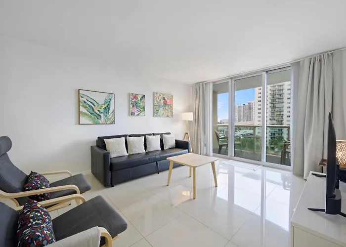 Beautiful And Big Apartment By The Beach