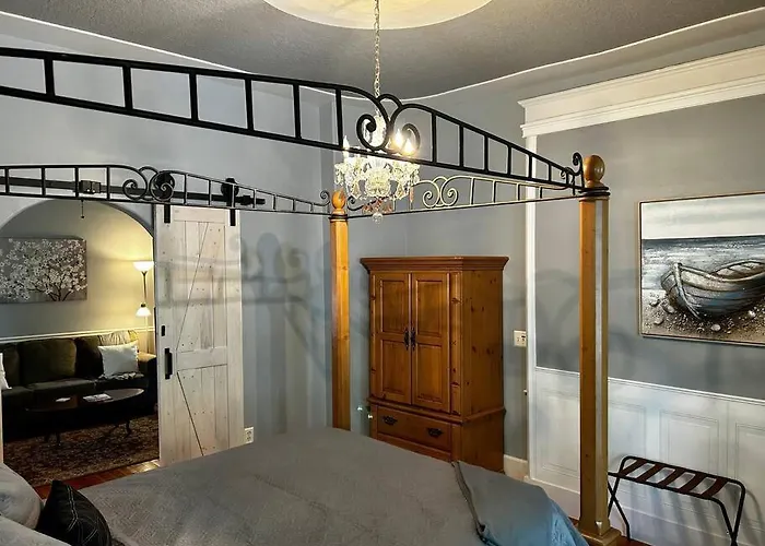 Nash House | Historic Downtown Retreat 3/1